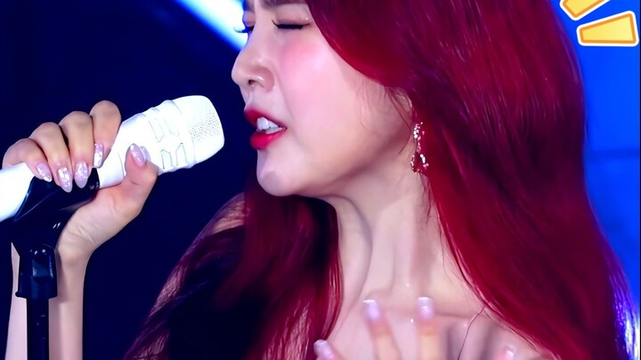 Park Sooyoung and Joy reenact the “pain mask,” with all five fingers tightly clenched—so adorable!