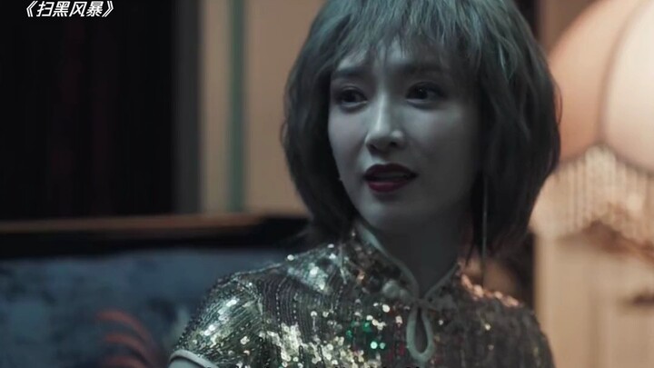 ماذا تفعل إذا صادفت شخصًا مألوفًا أثناء التحقيق في نادٍ ليلي؟ فيديو واحد يعلمك الطريقة!