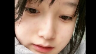 秃崽早期: 我家还挺大的 欢迎你们来我这边玩 但是不可以睡到我床上哦