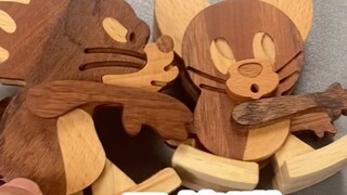 Membuat kucing dan tikus dari kayu, kucingnya agak "konyol"