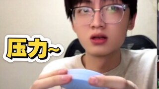 鸽子拆礼物，拆到逆天小玩具，按一下还会喊压力，这是啥阴间。