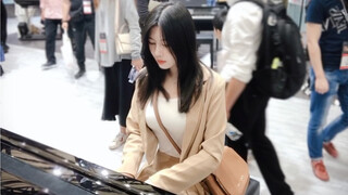 Bagaimana rasanya memainkan piano yang harganya 2 juta dan dibuat pada tahun 1880? Ayo kunjungi pame