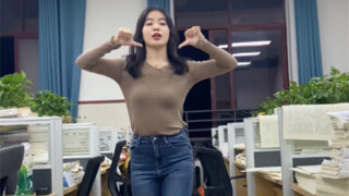 After the online class, the Chinese teacher danced pinkvenom to relieve the pain of being mad at the