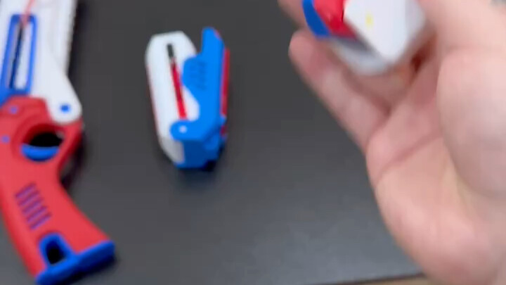 Vợ lại mua cho tôi cả đống đồ chơi mới, toàn đồ nguy hiểm nên tôi tịch thu hết rồi! Tôi đúng là một 