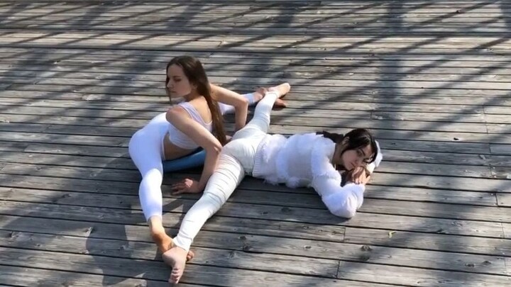 软妹子！强大的柔胯，极限前折，记录两小姐姐户外辅助练习