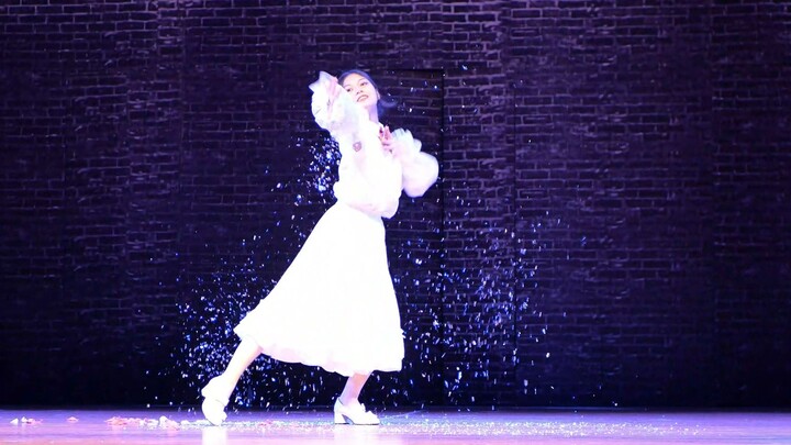 [Yuraku] Click to see the glowing fairy! One song, two dances—though she’s a flower, she sprinkles w