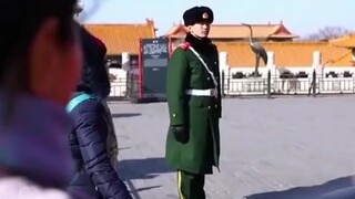 坚守故宫的战士6年没回家过年，这天，父母在故宫见到了执勤的儿子。