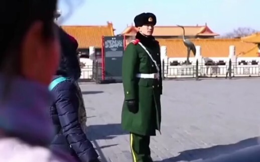 坚守故宫的战士6年没回家过年，这天，父母在故宫见到了执勤的儿子。
