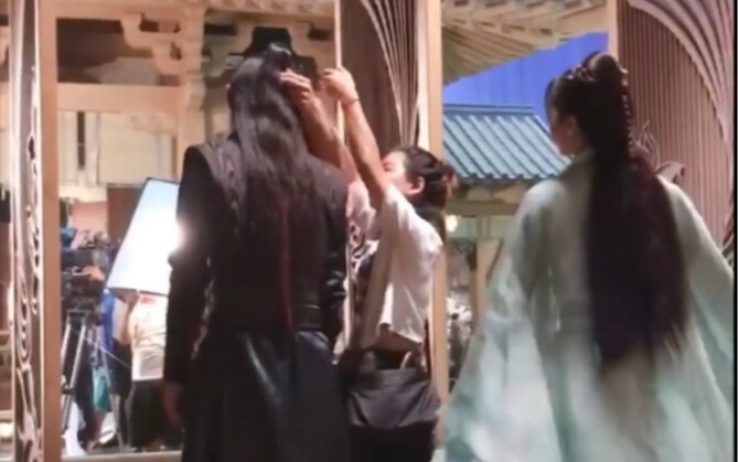 [The Untamed] The wandering senior sister and Xianxian, whose back is only visible