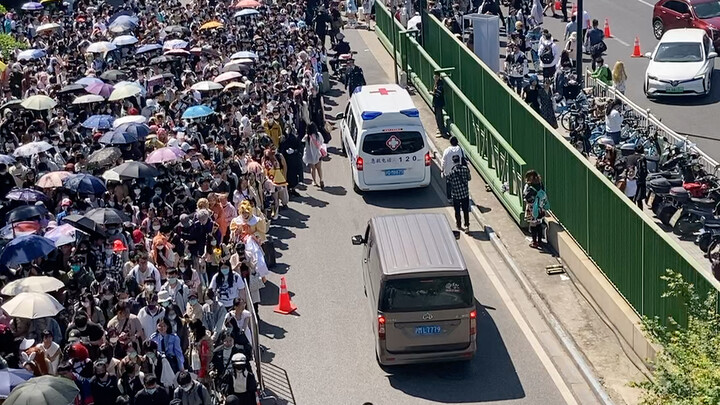 CP29 crowd clears the way for the ambulance
