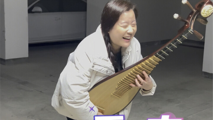 Đàn “Thập Diện Mai Phục” trong garage mà không mang ghế, đứng một chân như gà vàng, vừa đứng vừa ngồ