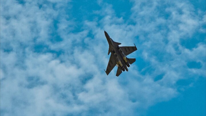 SU30MKM return to their nests flyby