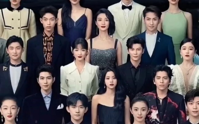 #陈都灵 合照的优势，虽然颜值不是最高的但就是吸人目光，这绝美的天鹅颈真可遇不可求