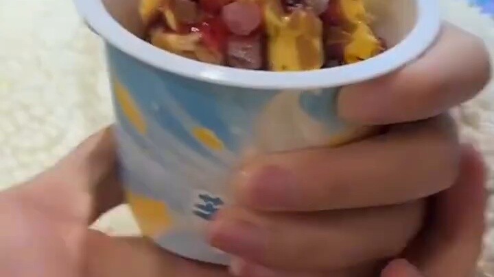 Seorang gadis membeli es krim dan menemukan tidak ada sendok. Perilaku pacarnya membuatnya...