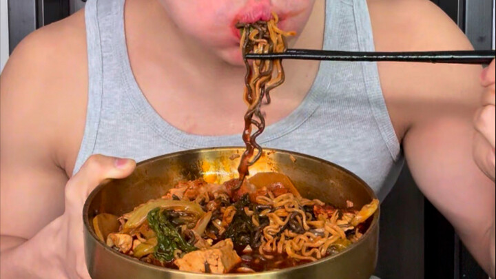 ราชาเผ็ดแห่งกวางตุ้งกินเมนูเผ็ดสุดขีดของเฉาซื่อ แค่ความเผ็ดระดับนี้ เล่นเอาเหงื่อแตกเลยแหละ