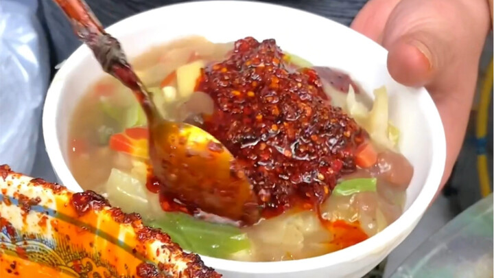 请南方朋友从早到晚吃一天西安小吃，300元四个人吃撑，油泼辣子越吃越喜欢