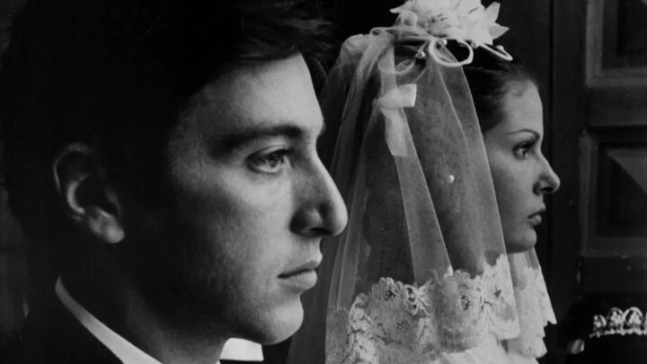 "Kemudian bibir merah mawar yang membara pun tak sebanding dengan sinar bulan putih di kampung halam