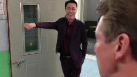 ขณะที่คุณครูกำลังสอนอยู่ ก็พอดีเจอฉันที่มาสายพอดี