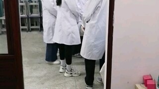 男娃眼里，医学模特以班为界，各班看各班的，笑死了。