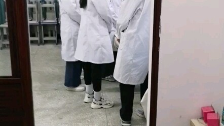 في عيون الأولاد، ينقسم عارضو الطب حسب الفصول، وكل فصل يشاهد فصله الخاص، هذا مضحك للغاية.