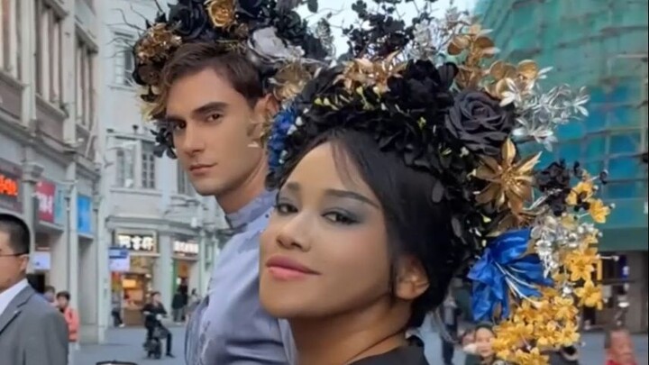 Foreigners and Locals Flaunt Flower-Pinned Hairpins on the Streets