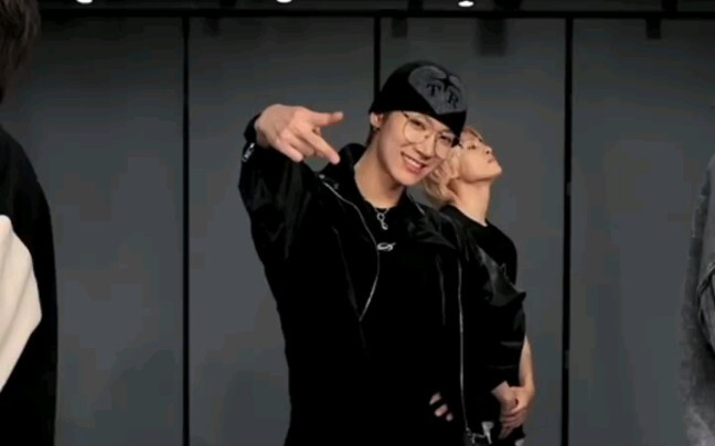 لي يونغ تشين بوبين لوف (الإعلان التشويقي للقلب) نسخة مباشرة من استوديو التدريب، مناسبة لتحليل الرقص،