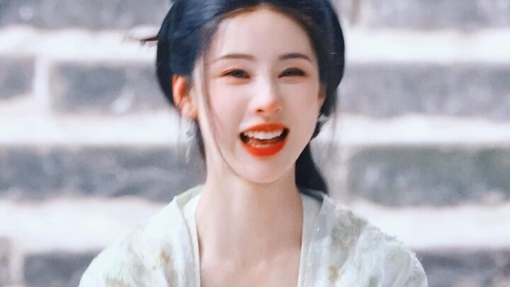 Cười chết, vì vai khách mời của cô ấy ấn tượng quá nên người ta liền kéo luôn vào đóng nữ chính luôn