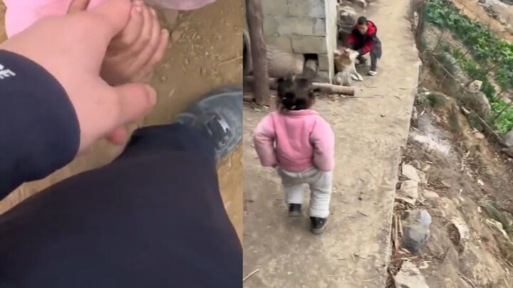 During a neighborhood visit, police officers happened to meet two adorable kids who led the way; the