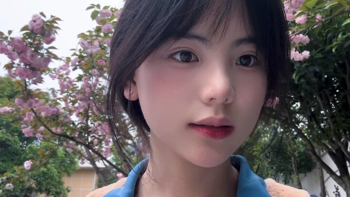 ดูเหมือนทุกคนจะรู้จักฉัน แถมยังดูเหมือนว่าหลายคนจะสนิทกับฉันมากด้วย แต่ฉันก็ยังเดินอยู่คนเดียวอยู่ดี