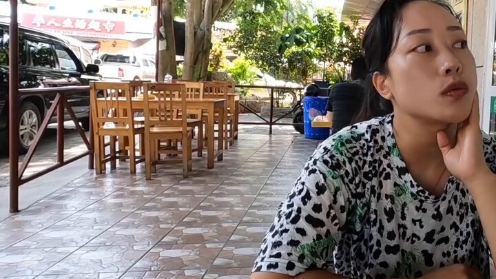 Gadis-gadis cantik dari Xinjiang menjual makanan ringan Shaxian di Afrika. Harganya tiga kali lebih 