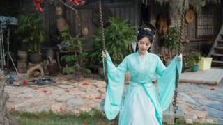 “小月顶，朝云殿，紫金顶后来都被玱玹种满了凤凰花” “秋千，凤凰花，若木花这些都是属于玱玹与小夭的记忆。”