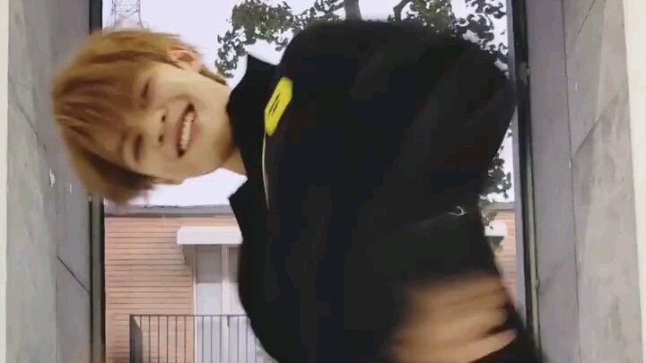 有请王晨艺小盆友为我们带来《情深深雨蒙蒙》系列表演之《小冤家》ପ( ˘ᵕ˘ ) ੭ ☆