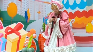 Có một chú dâu tây non ngốc nghếch đang nhảy múa