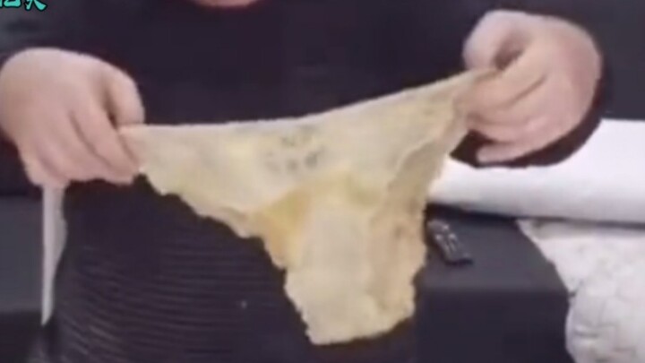 Miếng bít tết này không chỉ hơi mặn mà còn có viền ren nữa đấy