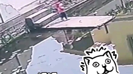 Trẻ nhỏ chơi đùa bên bờ hồ chẳng may rơi xuống nước, người đàn ông đi ngang qua cứu người lại bị ngh