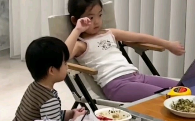 Chị đại gạo và cậu em bé nhỏ, khiêm nhường Bảo