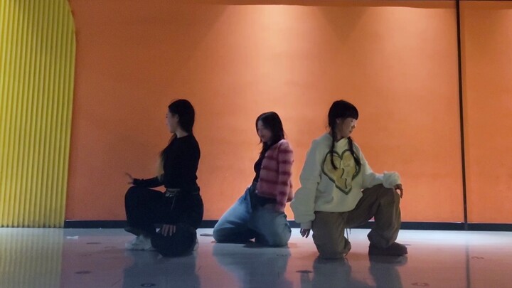 تعديل ذاتي لنسخة الثلاثة أشخاص من Twice — "Strategy" نسخة كاملة من استوديو التدريب لمدة دقيقتين/موضع