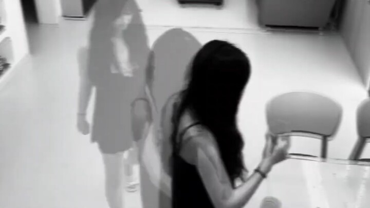 Pak tua bilang perempuan yang tinggal sendirian di rumah nggak aman, jadi dia borong kamera pengawas