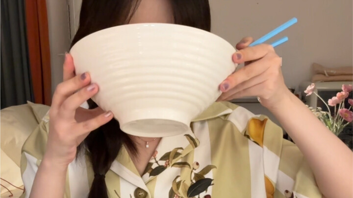 “Nhật ký xả stress” Tối một mình ở nhà uống rượu