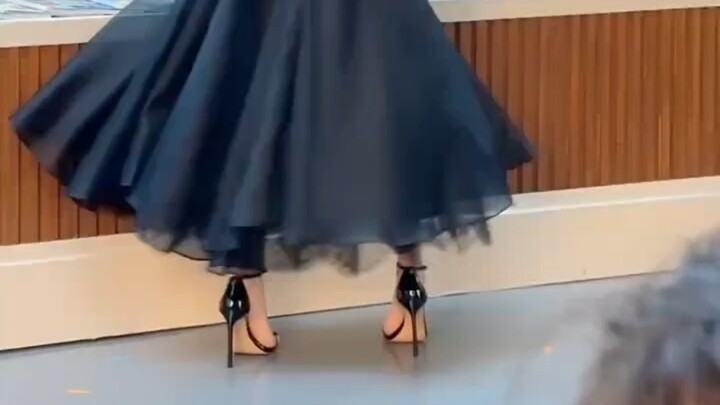 การแต่งตัวด้วยรองเท้าส้นสูงในชีวิตประจำวันของดาราสาว