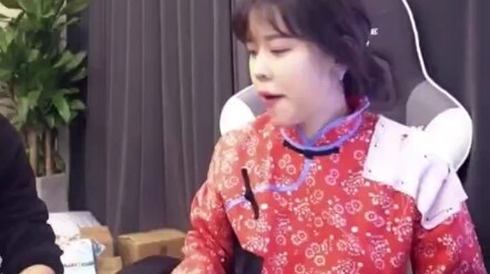 วันเกิดของโม่จื่อรับไม้คลึงแป้งไฟฟ้าและเครื่องตรวจจับโกหกมาเป็นของขวัญ แล้วถูกถามว่า “คุณเคยใช้ไม้คล