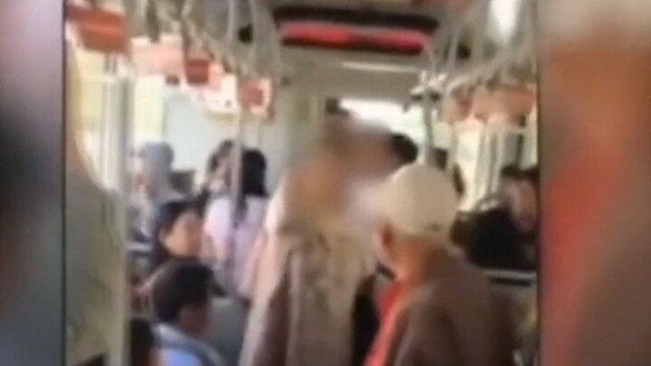 Bà lão ngang ngược cướp chỗ ngồi của cô gái bị gãy xương, bị nhắc nhở thì đạp mạnh vào vết thương; c