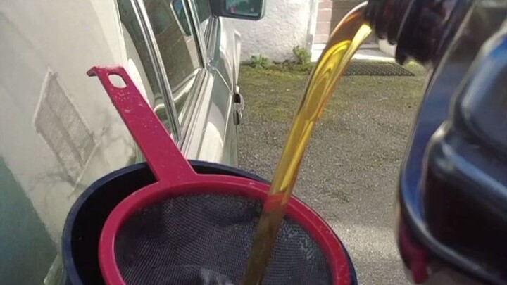 ราคาน้ำมันในยุโรปพุ่งสูง ชาวฝรั่งเศสผู้สง่างามหันมาใช้น้ำมันทอดซ้ำเติมรถกันแล้ว!