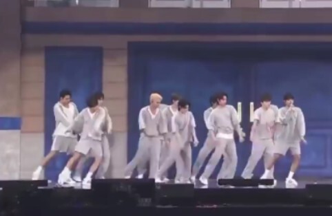 Đảo Kela ư ư, hóa ra lại nhảy điệu quickstep!