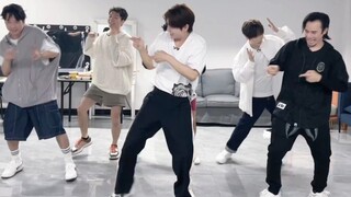 Anh Pi luôn tận tâm biến những người hay lo lắng về mặt xã hội thành những người thận trọng hơn.