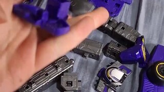 In one minute, I will introduce you to the most fun Sentai robot in Bandai's history? Modular design