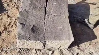 This stone is too hard. Hydraulic cracking rod, hydraulic stone splitter, hydraulic mountain breaker