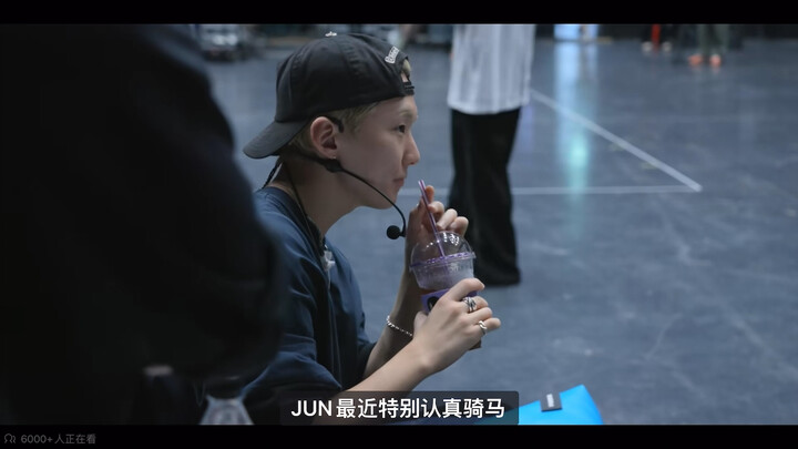 Although Junni can’t attend the Berlin Music Festival, he bought everyone some walnuts… Comment: Jun