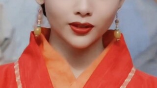 导演虽然把电影魔改了很多，但真的太会拍她了，又美又俏！