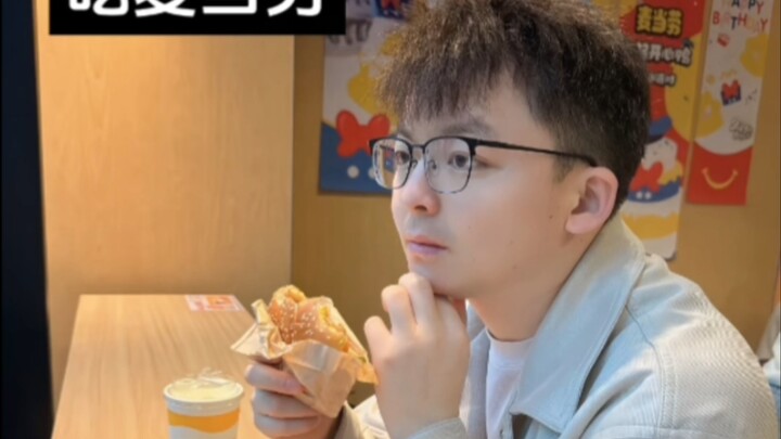 On April 12, 2026, Chufeng Xiaoye posted a video titled “Eating McDonald’s: The Internet Has a Memor